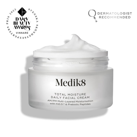 An open frosted glass jar of Medik8 Total Moisture Daily Facial Cream with a peak of white cream on top, set against a clean white background. Badges in the top corners indicate it is a "Daisy Beauty Awards Vinnare 2025" (Winner) and "Dermatologist Recommended."-5
